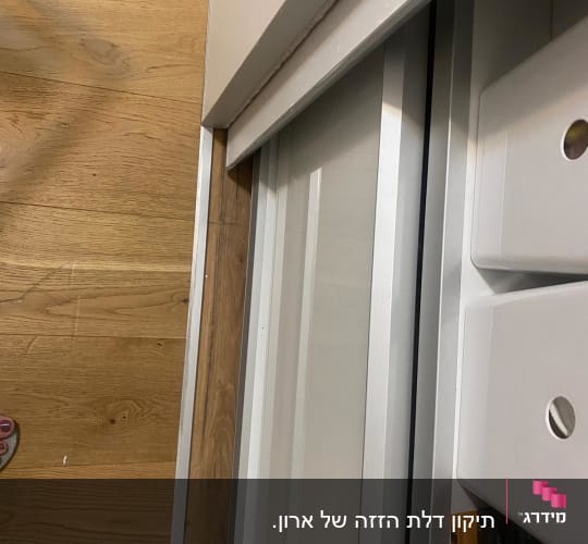 רצפת עץ ליד מסגרת מתכת לבנה